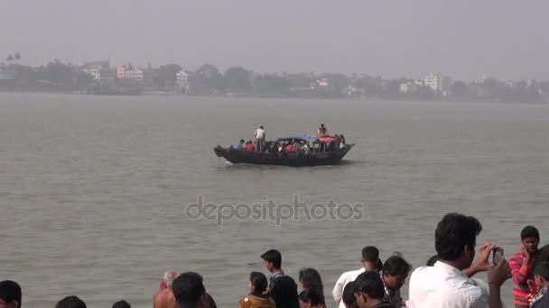 Bateaux à passagers avec des gens sur Hoogly rivière près Dakshineswar temple Kali, Inde — Video