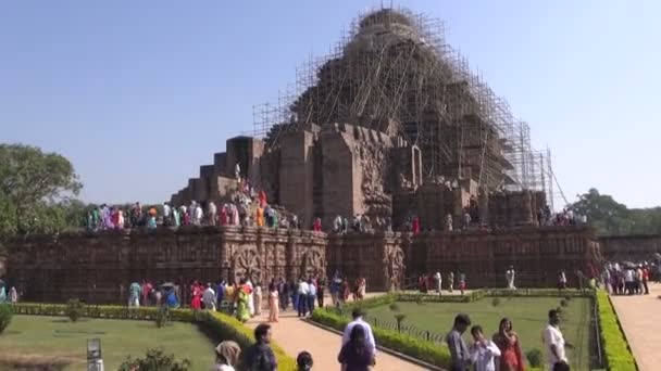 中世遺産、太陽神、オリッサ、インドの荒廃した寺院の多くの人々 — ストック動画