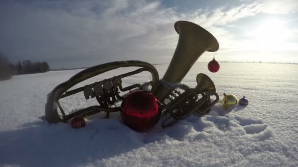 Instrumentos musicales vintage sobre nieve con decoraciones navideñas, time lapse 4 K — Vídeo de stock