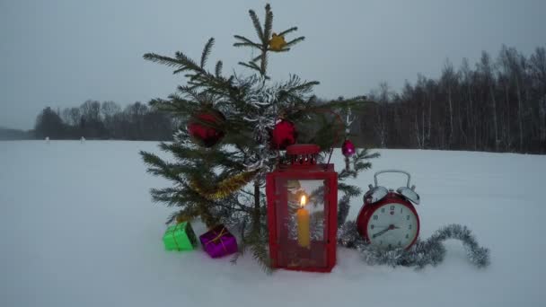 Weihnachts- und Neujahrsbaum auf Feld mit Dekoration und Kerzenlampe, Zeitraffer 4k — Stockvideo