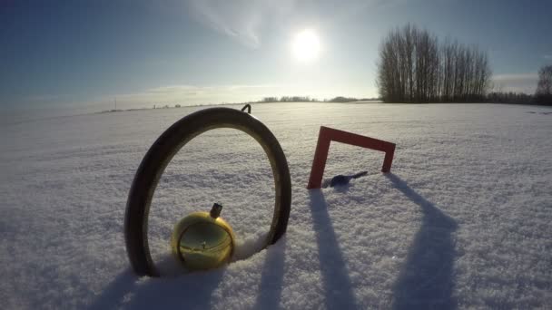 Marco de arte retro dos en la nieve y la bola de Navidad, lapso de tiempo 4K — Vídeo de stock