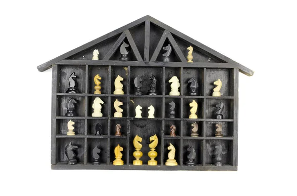 Prateleira de caixa de madeira preta vintage com variuos xadrez peça de cavalo — Fotografia de Stock