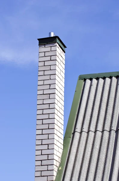 Фрагмент камина и крыши частного дома — стоковое фото