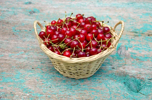 Cesta de mimbre llena de frutas de cereza de verano — Foto de Stock