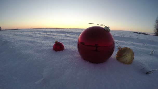 Восход солнца в поле с рождественскими безделушками, время 4K — стоковое видео