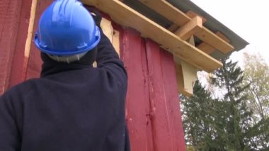 Kırmızı boya ile alt resim evi