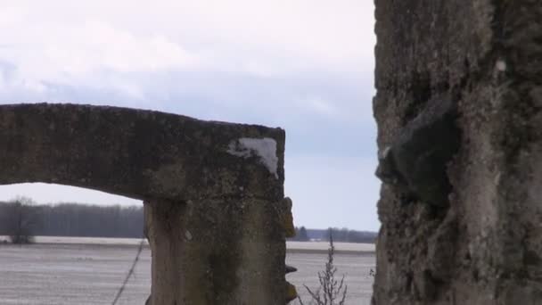 Stara stodoła ruiny drzwi w dziedzinie zimą — Wideo stockowe