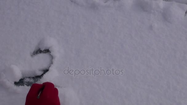 Mano con guante rojo y pincel pintor escribir número 2018 en la nieve — Vídeos de Stock