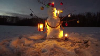 Yeni yıl kardan adam Noel baubles ve akşam alan, zaman atlamalı 4k üzerinde çok mum
