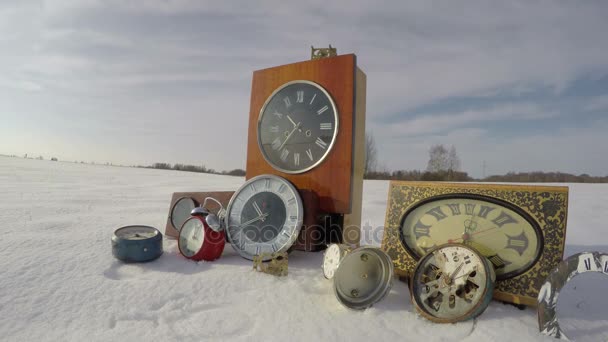 Coleção de relógio vintage velho no inverno neve no campo, lapso de tempo 4K — Vídeo de Stock