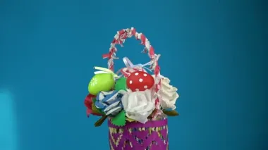 Kağıt ve yumurta mavi arka plan, 4 k üzerinde yapılan dönen güzel Paskalya sepeti