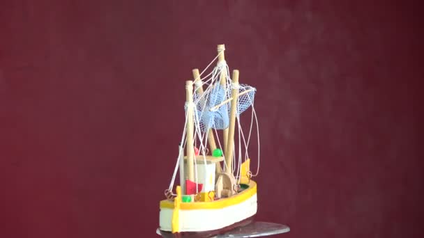 Pequeño modelo de barco vintage giratorio — Vídeos de Stock