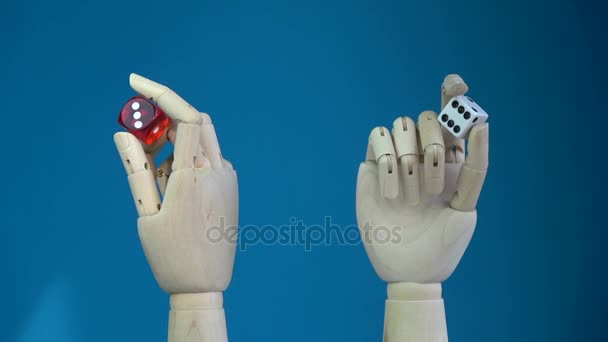 Roterende houten PROEFPOP handen met geluk spel dobbelstenen — Stockvideo