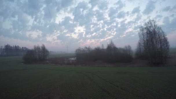 Nubes oscuras de la mañana a principios de primavera y amanecer, lapso de tiempo 4K — Vídeo de stock