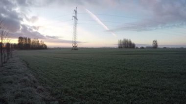 Alan bulutlar hareket ve sabah frost, zaman atlamalı 4k ile bahar sunrise