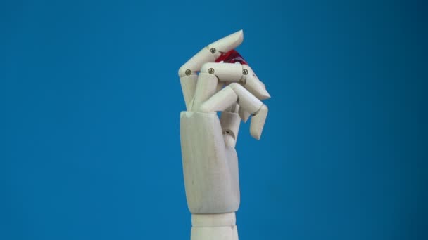 Вращающаяся деревянная рука из маникина с красными счастливыми костями — стоковое видео