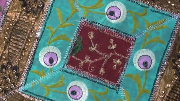 Вращающиеся украшенные ткани фон из Индии — стоковое видео