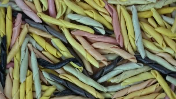 Nouilles colorées rotatives fond de macaroni — Video