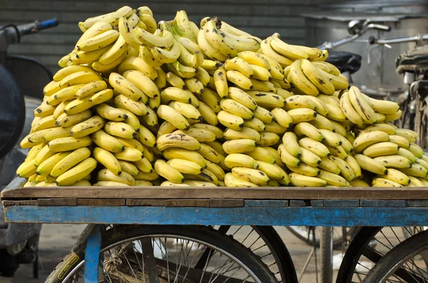 Banane mature fresche su bancarella mobile di strada, India — Foto Stock