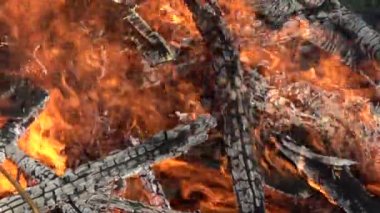 Şenlik ateşi yakacak odun arka plan ile