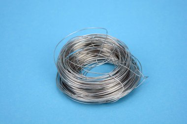 Yeni çelik tel rulo üzerinde mavi arka plan