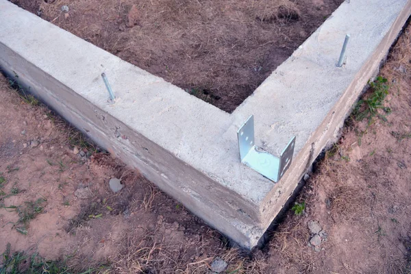 Neues Fundament aus Beton mit Stahlankern — Stockfoto