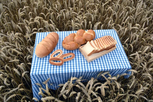 熟した麦畑でテーブルの上の白パン — ストック写真