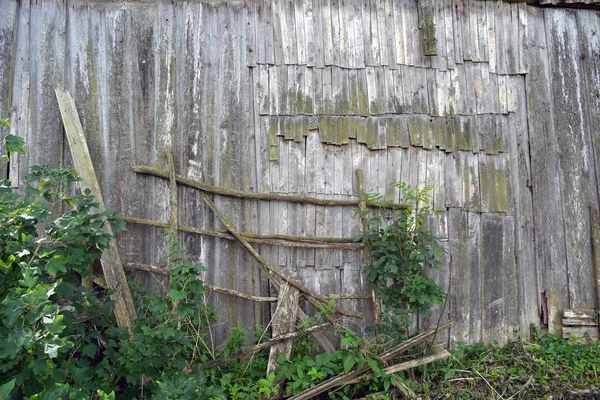 Velho de madeira abandonado celeiro parede fundo — Fotografia de Stock