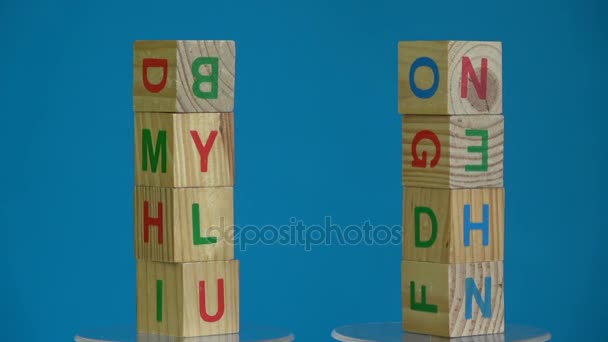 Girando duas pilhas de cubos alfabéticos para criança — Vídeo de Stock