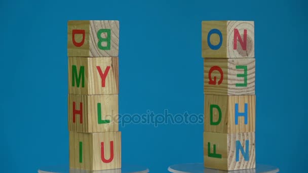 Rotieren von zwei alphabetischen Würfelstapeln für Kinder — Stockvideo