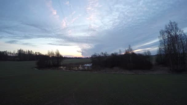 Vroeg voorjaar zonsopgang in landbouwgrond, time-lapse 4k — Stockvideo