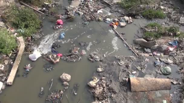 Pollution de l'eau à Katmandou rivière sacrée Bagmati — Video