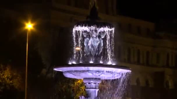 Nachtbrunnen in Madrid und Autos, Spanien — Stockvideo