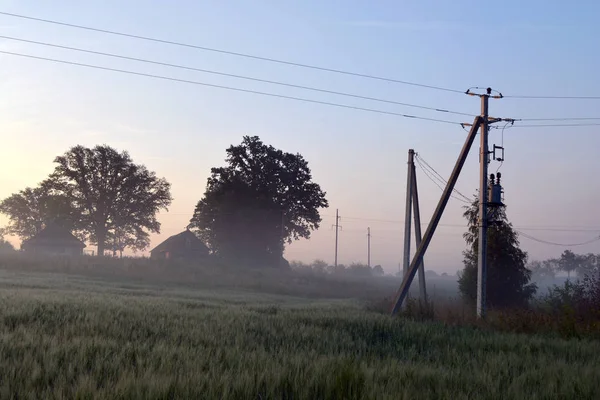 Paisagem de manhã enevoada com casa velha e poste de eletricidade — Fotografia de Stock