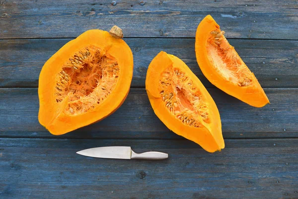 Fresh ripe pumpkin cuts on garden table — Stock Photo, Image