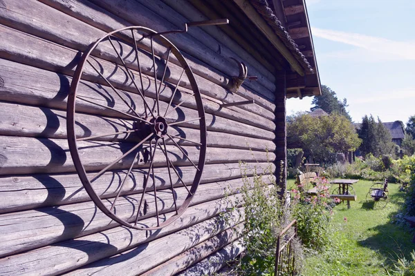 Ancien mur de grange historique avec roue rouillée — Photo