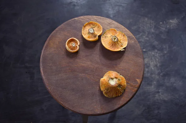 Natureza morta com cogumelos Lactarius furminosus em mesa vintage redonda — Fotografia de Stock