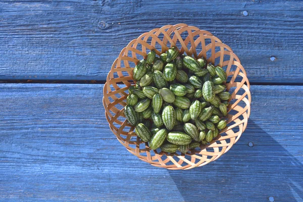 Cucamelons Melothria scabra in cesto di vimini su tavolo blu — Foto Stock