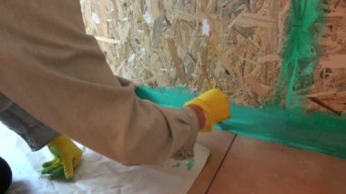 Su yalıtım ahşap banyo inşaat işçisi eller 