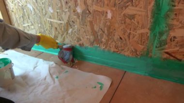 İşçi ile küçük fırça ahşap banyo inşaat su yalıtımı 