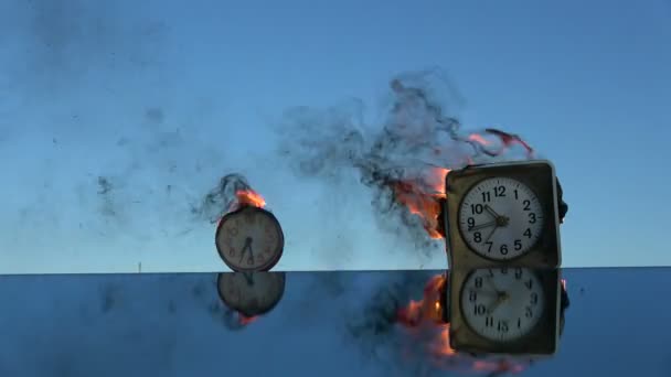 Tiempo Fuego Quemando Dos Viejos Relojes Alarma Espejo Espacio Tiempo — Vídeos de Stock