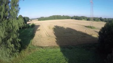 Yaz sonu tarım alanları ve drone, havadan görünümü uçan üzerinden çayır