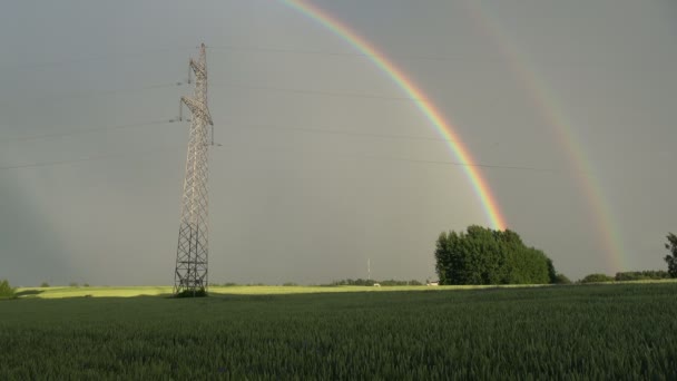 Szép estét rainbow torony villamos termőföld mezők felett