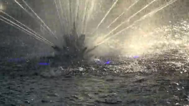 Fontein met water splash abstracte achtergrond — Stockvideo