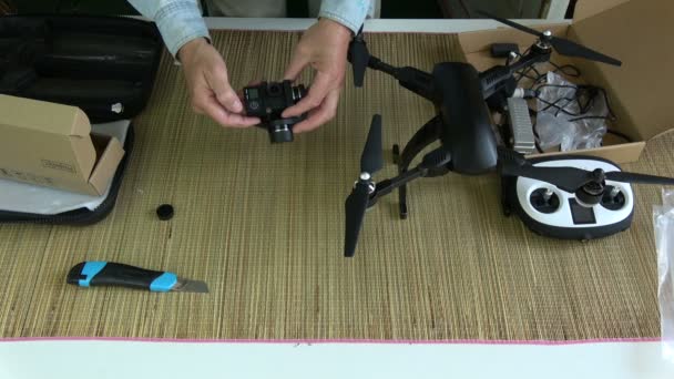 Videograaf Fotograaf Testen Nieuwe Opvouwbare Drone Camera Gimbal — Stockvideo