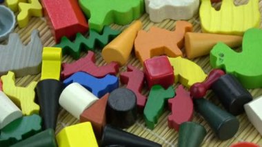 Çeşitli çocuk ahşap ve plastik oyuncak renkli arka plan döndürme