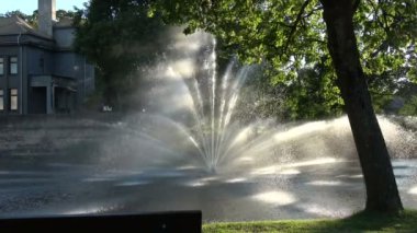 Şehir nehir çeşme su sıçrama arka üzerinde çalışma