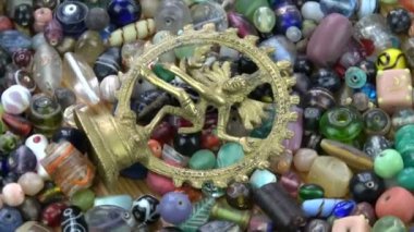 Tanrı lord Shiva pirinç heykel Hatıra Antik Hint boncuklar arka plan üzerinde dönen dans