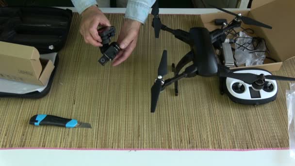 Fotógrafo Video Probando Nuevo Gimbal Dron Plegable Con Cámara Acción — Vídeos de Stock