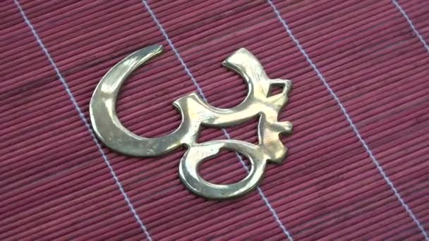 Hindouisme Rotatif Signe Symbole Laiton Souvenir Sur Tapis Bambou Rouge — Video